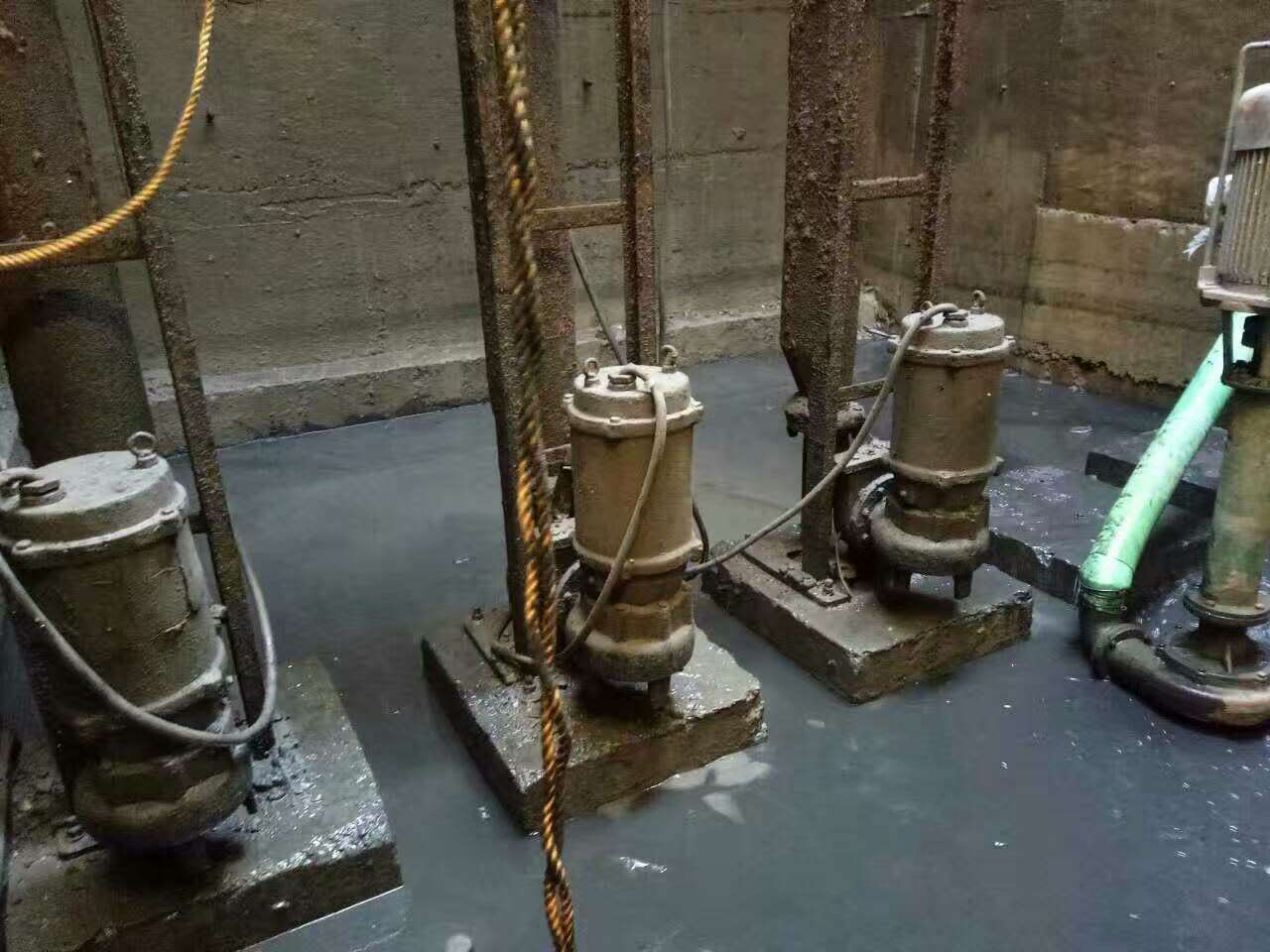 西平污水池清理